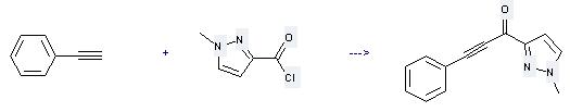1H-Pyrazole-3-carbonylchloride, 1-methyl- can be used to produce 1-(1-methyl-1H-pyrazol-3-yl)-3-phenyl-propynone at the temperature of 80°C